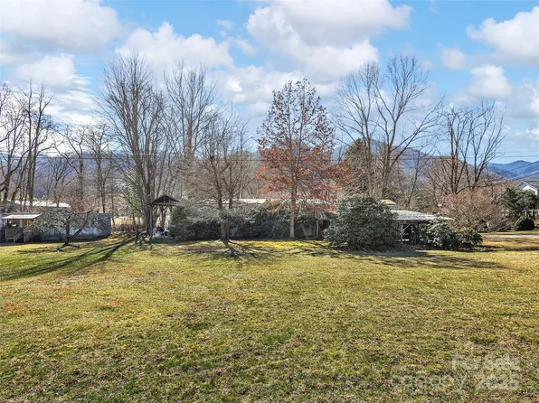 4 Badd Ln, Maggie Valley, NC 28751