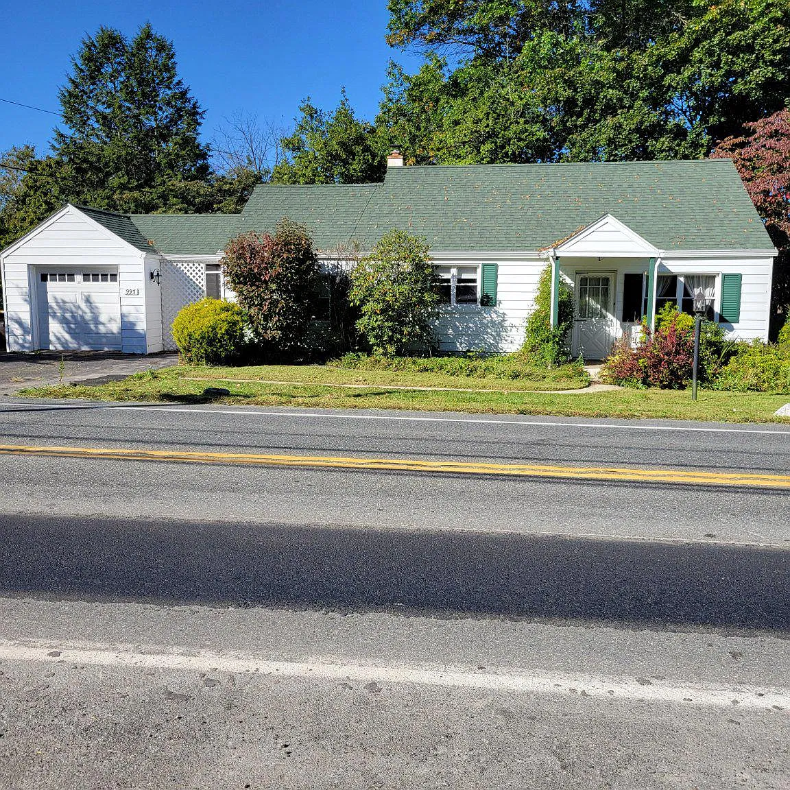 3 bed, 1.5 bath, 1272 sqft, $2,200 — Photo 1