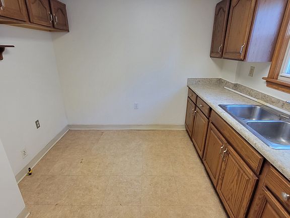 3rd image of 112 Gum St