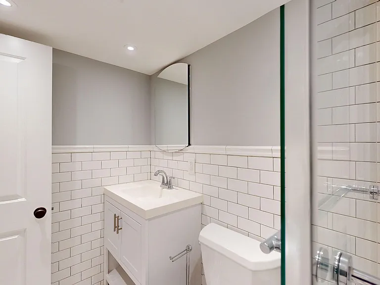 8 R St NW #6 — Photo 9