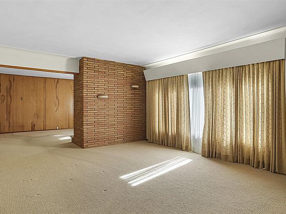 5th image of 2447 Waterman Ave
