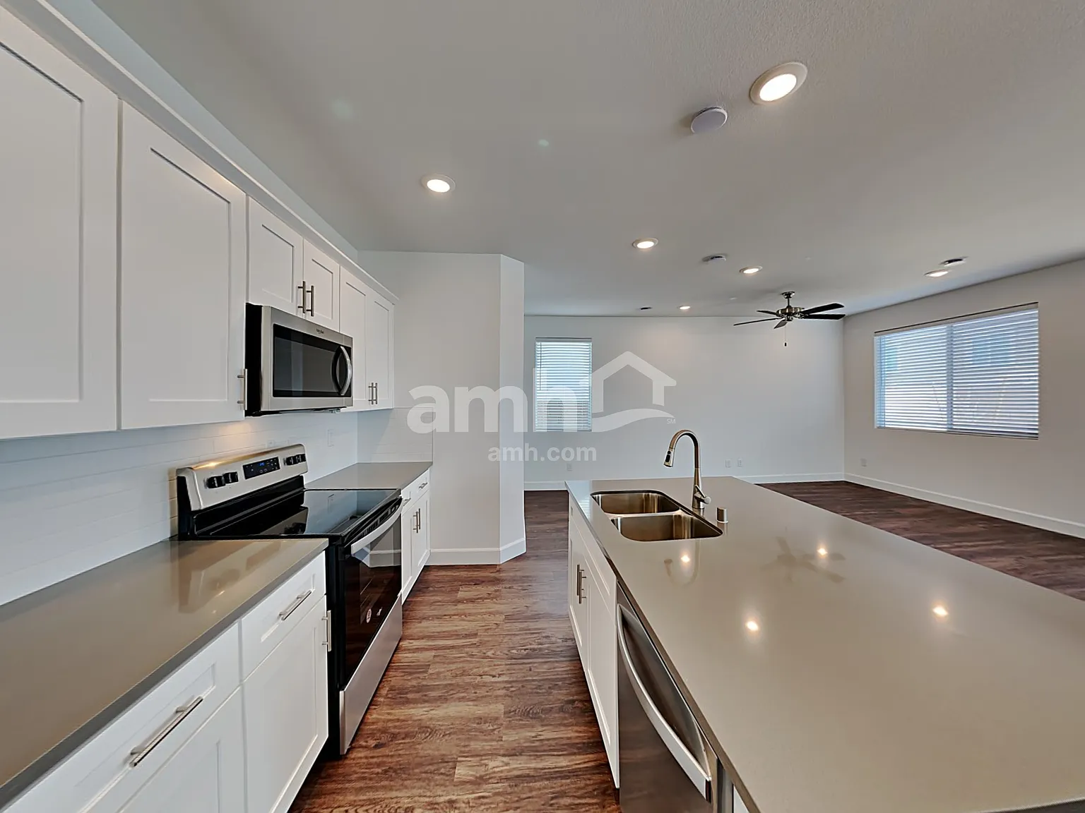 4 bed, 2.5 bath, 1996 sqft, $2,420 — Photo 4