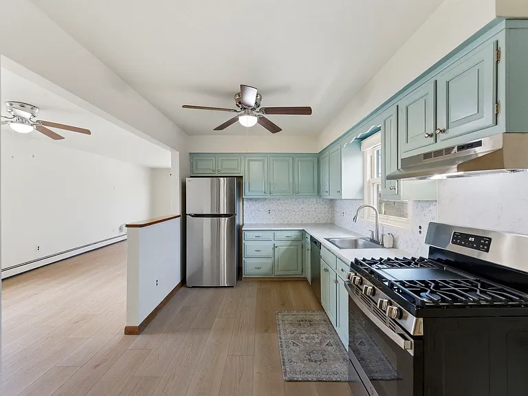370 Henry St — Photo 9
