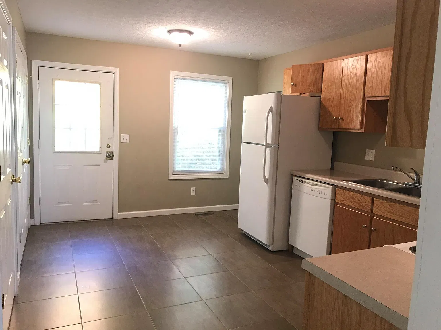 2 bed, 1.5 bath, 900 sqft, $950 — Photo 2