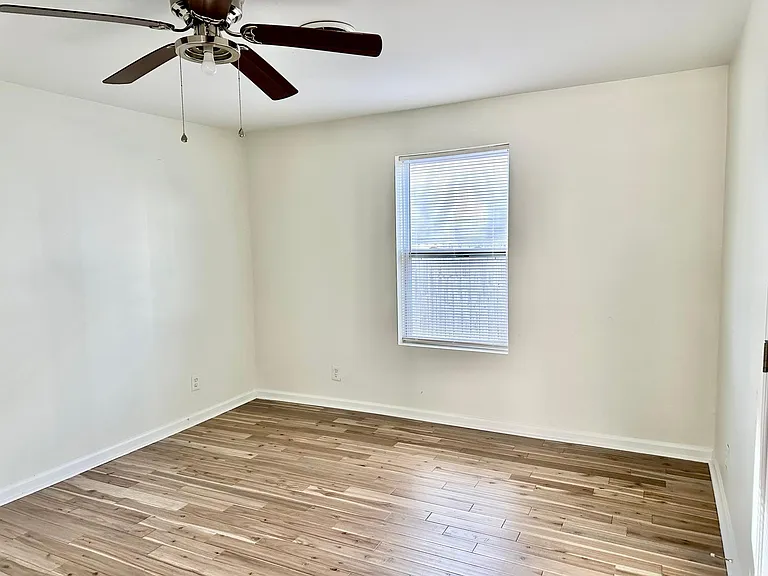 2318 Lloyd Ave — Photo 6