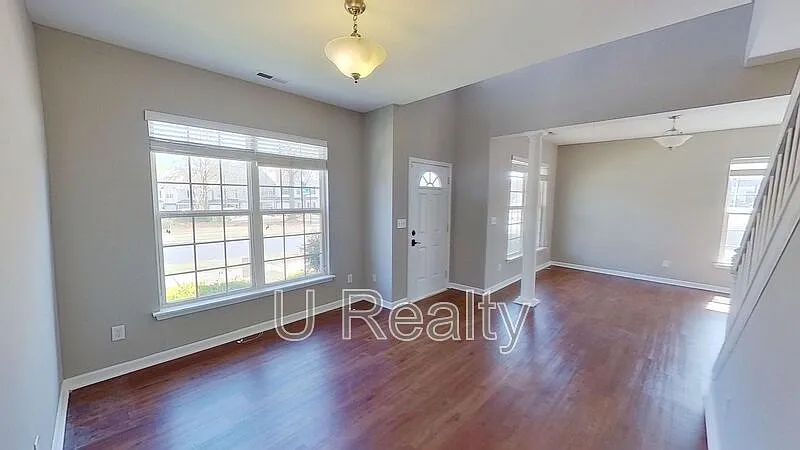 3 bed, 2.5 bath, 2722 sqft, $2,495 — Photo 2