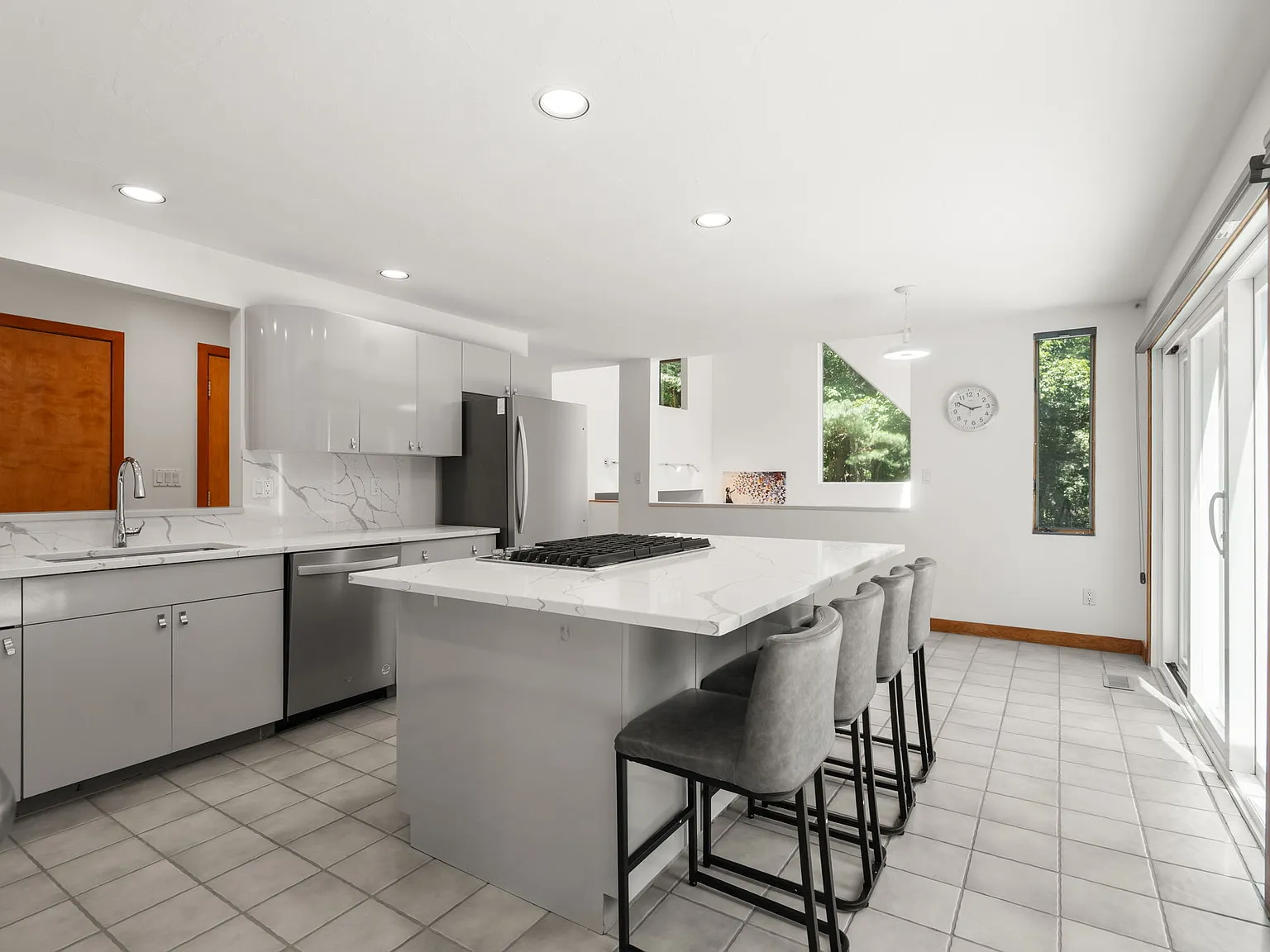 4 bed, 3.5 bath, 3479 sqft, $6,000 — Photo 3