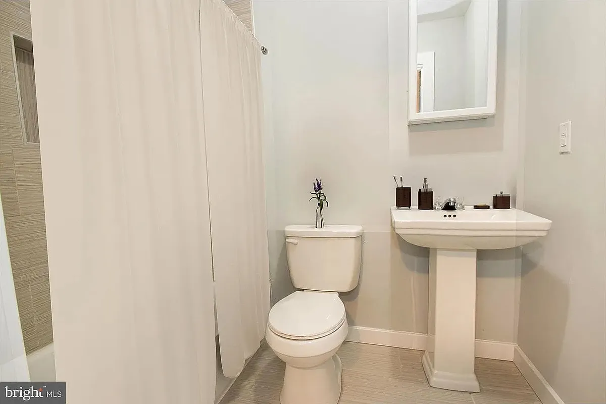 Full Bathroom - 1815 N 59th St #1