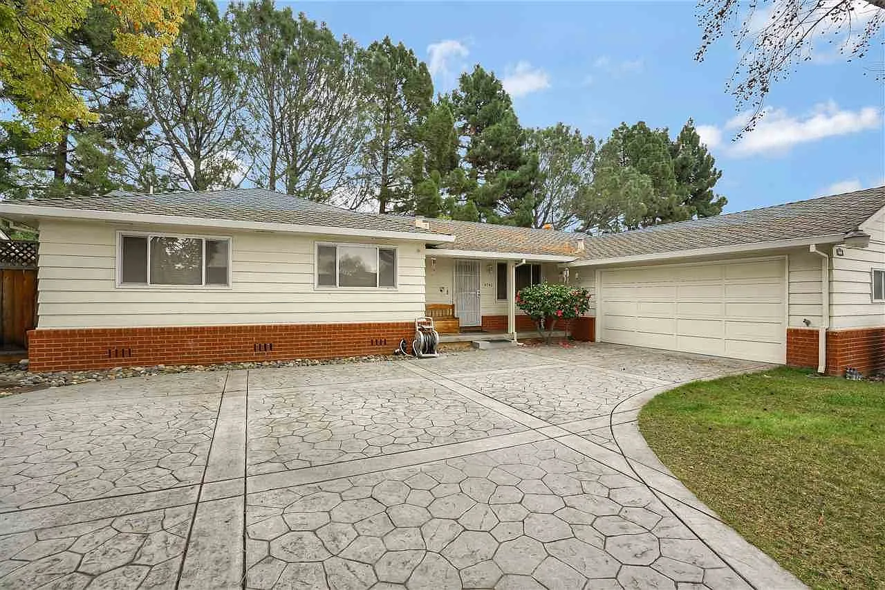 4340 Nagle Way photo 1