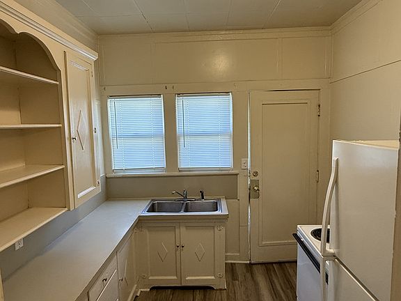 2nd image of 601 E Reed St