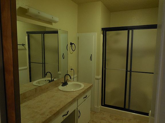 5th image of 609 W Main St