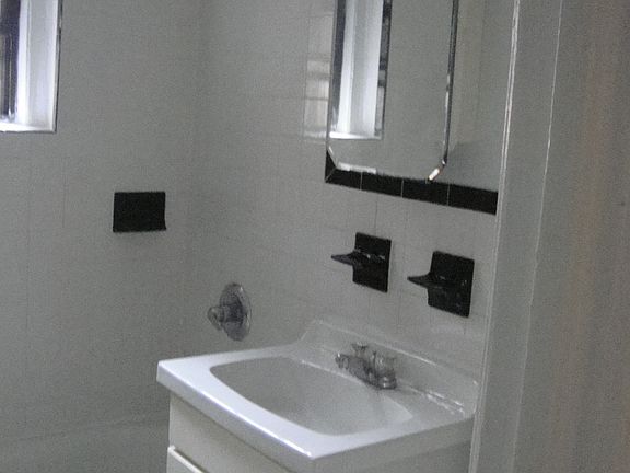 4th image of 28 Bedford Park Blvd E APT C2