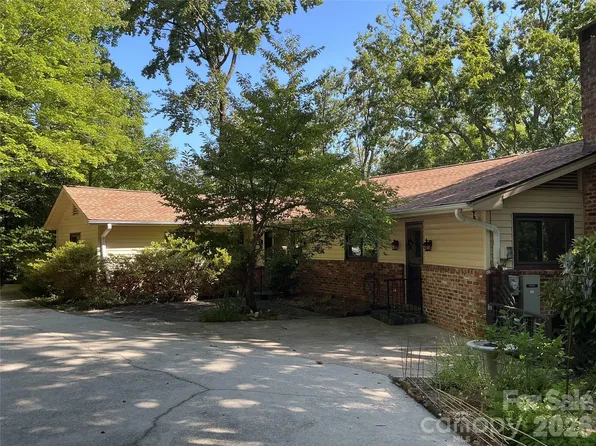12 E Park Dr, Tryon, NC 28782