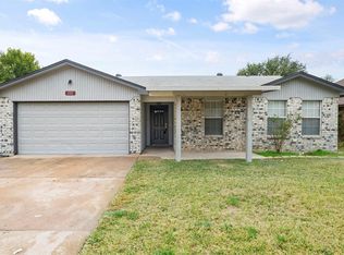 222 Freedom Ln, Arlington, TX 76002