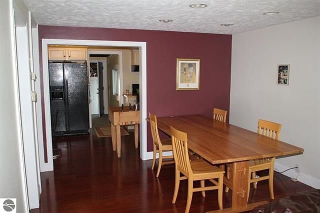 2nd image of 516 W 11th St