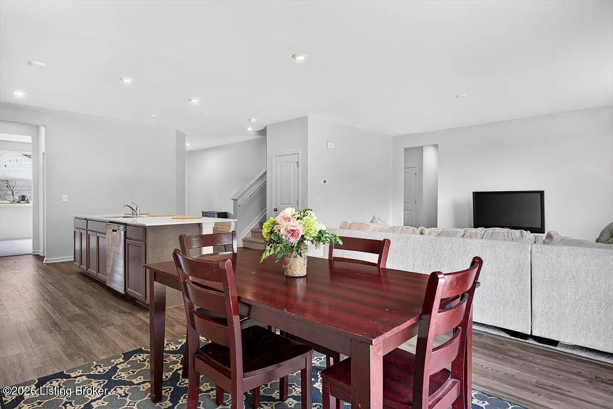 4 bed, 2.5 bath, 3103 sqft, $3,000 — Photo 3