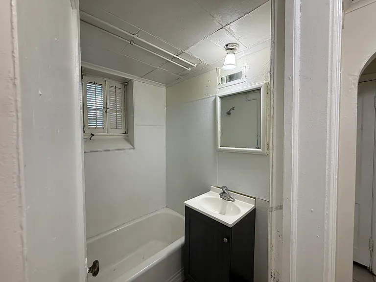 231 W 4th St #4 — Photo 29