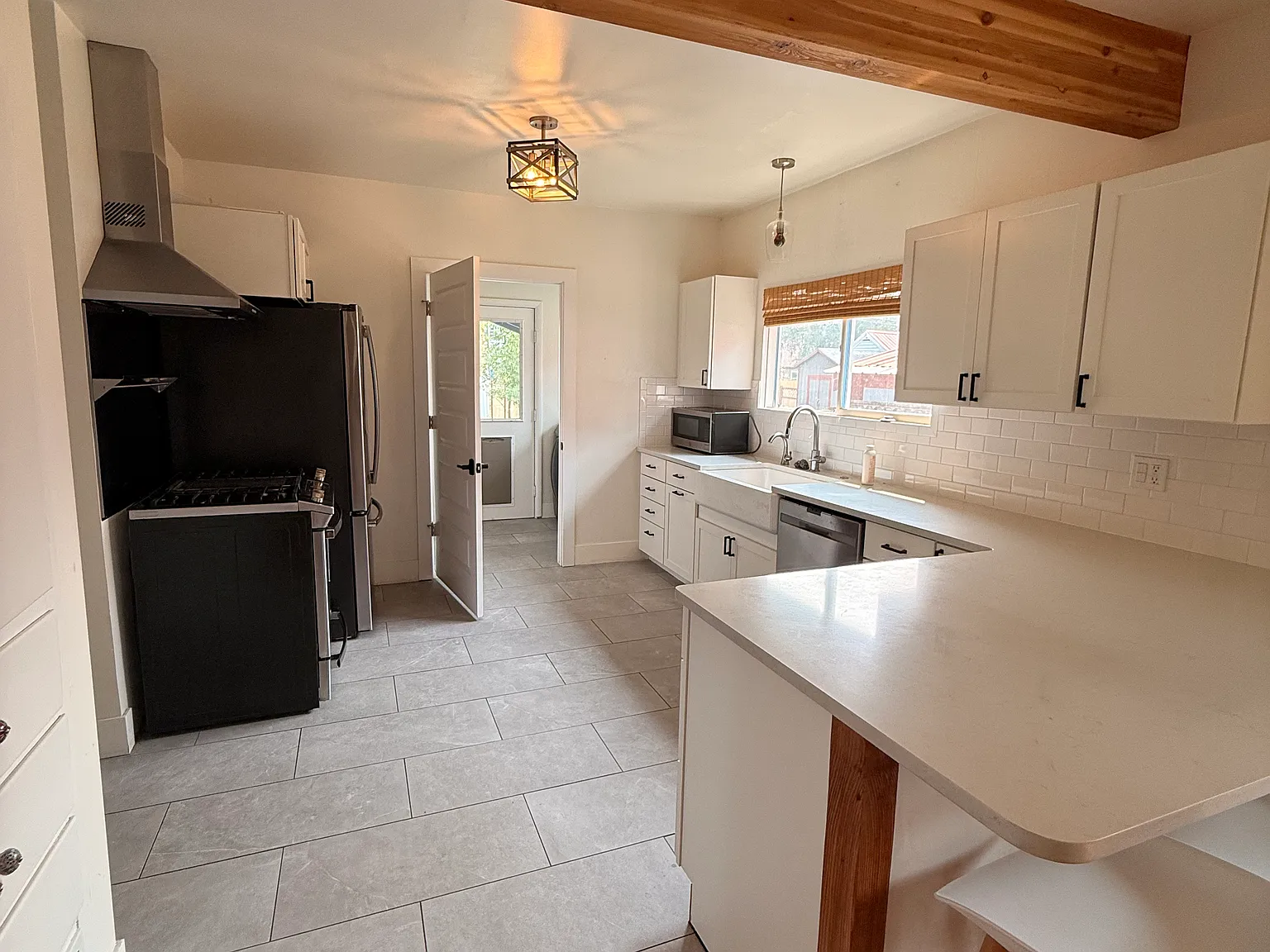 2 bed, 1040 sqft, $3,000 — Photo 4