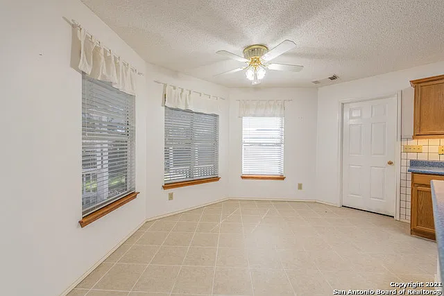 4 bed, 2.0 bath, 2559 sqft, $1,975 — Photo 4