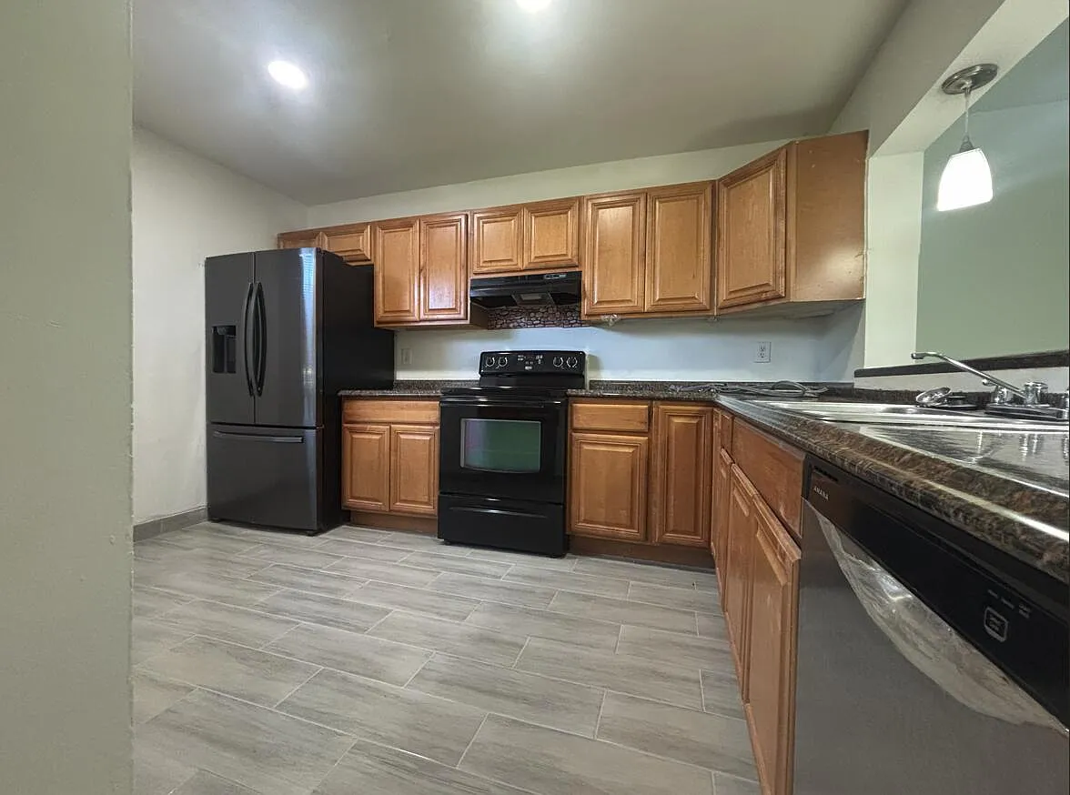 3 bed, 2.5 bath, 5984 sqft, $2,795 — Photo 3