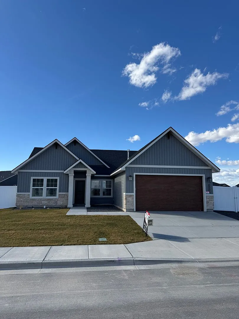 Move-In Ready 4BR w/ Fenced Yard & RV Parking — Photo 1