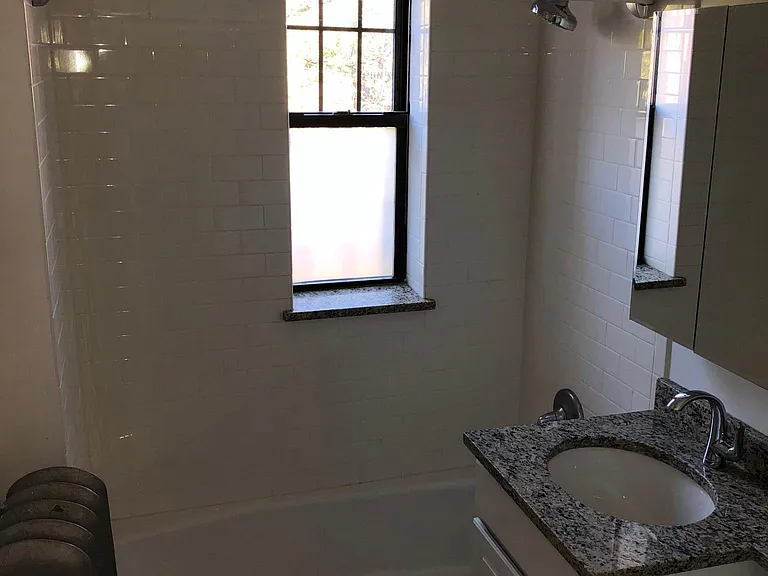 Bathroom 1 Br