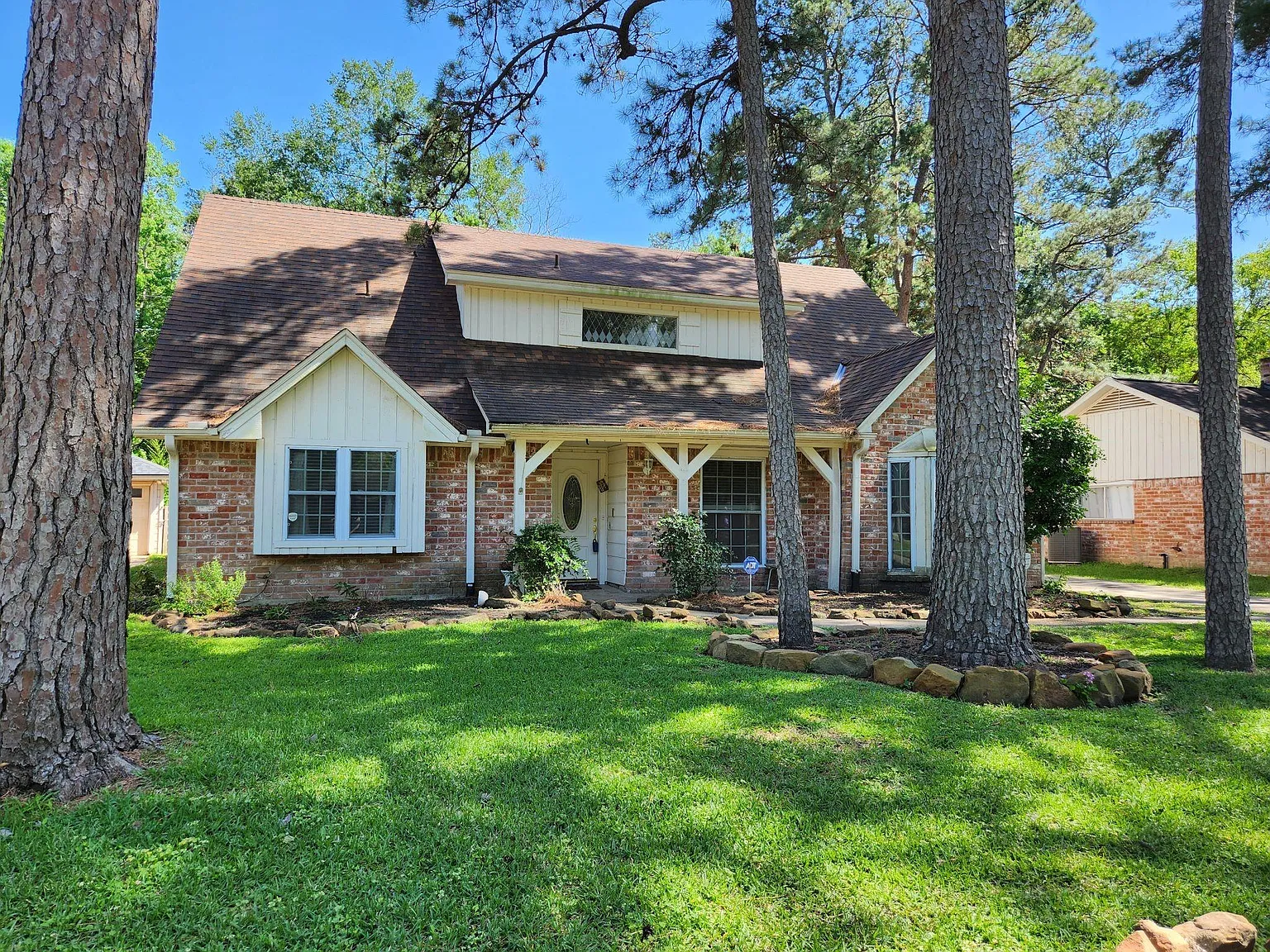 4 bed, 2.0 bath, 2466 sqft, $2,295 — Photo 3