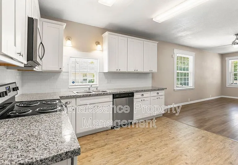 400 E Ellis St — Photo 17