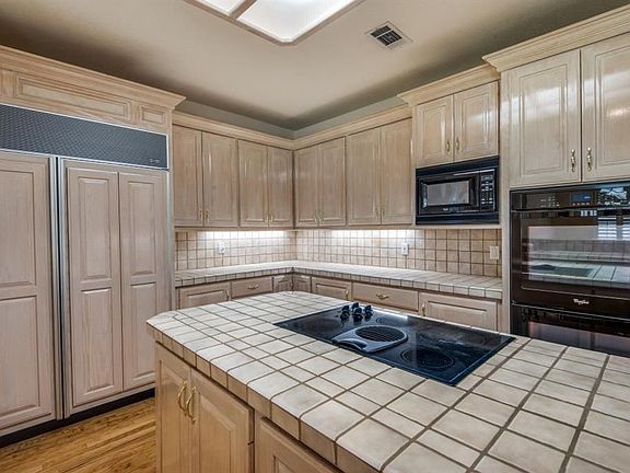 4th image of 63 Ruskin Dr W