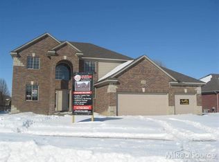 22549 Brantingham Dr, Macomb Township, MI 48044