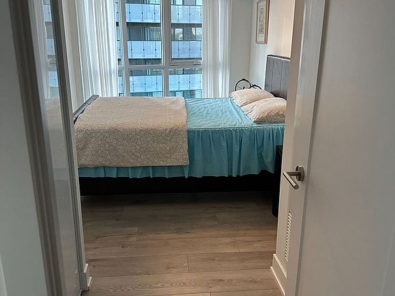 5th image of 585 Bloor St E #822