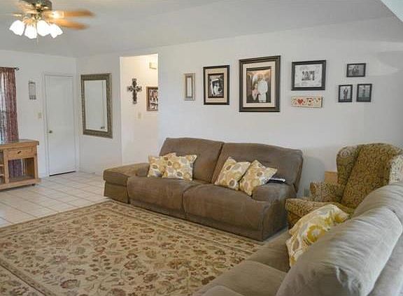 4th image of 210 Ancient Oaks Dr