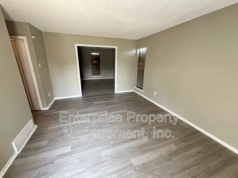 3 bed, 2.0 bath, 1060 sqft, $1,250 — Photo 2