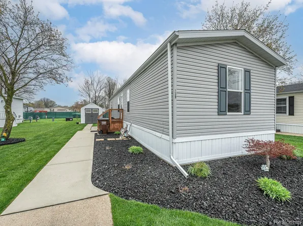 139 Menlo Park, Belleville, MI 48111