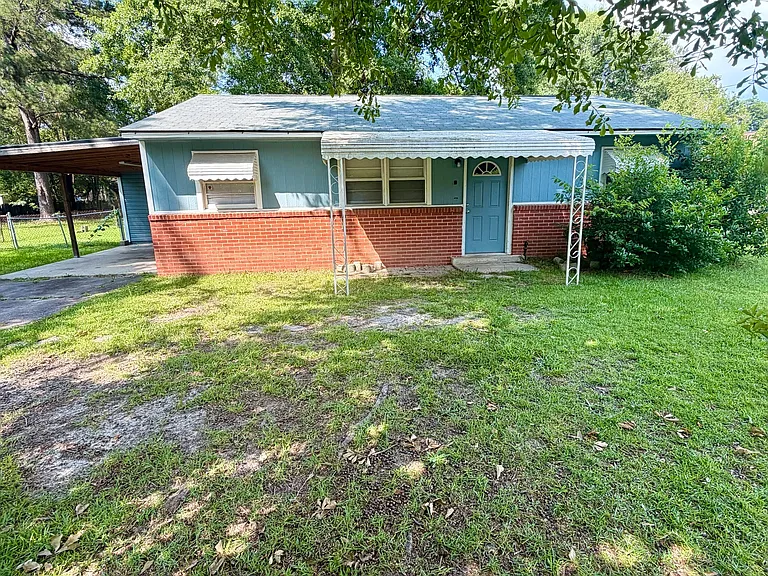 208 Crescent Dr — Photo 1