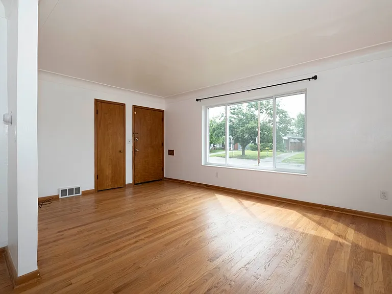 3174 Sherbrooke Rd #LOWER — Photo 8