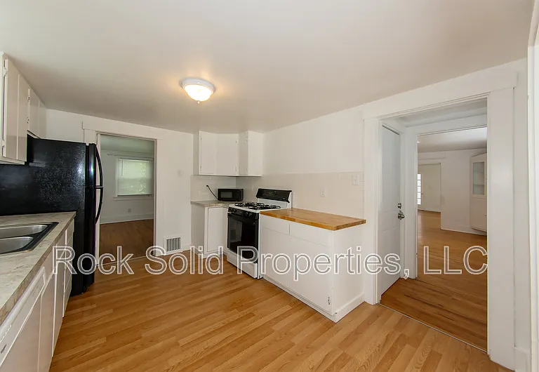 506 E 7th St #1 — Photo 20