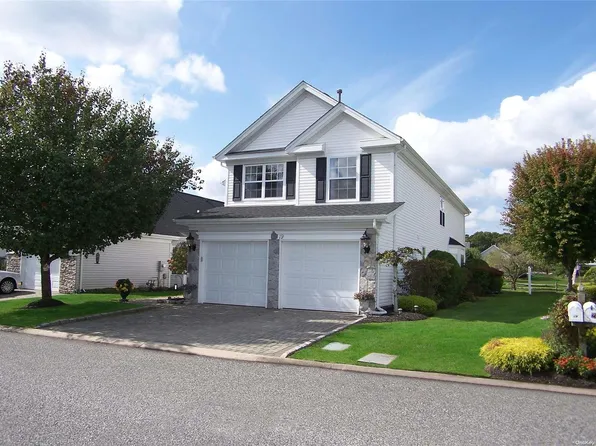 19 Madison Circle #19, Middle Island, NY 11953