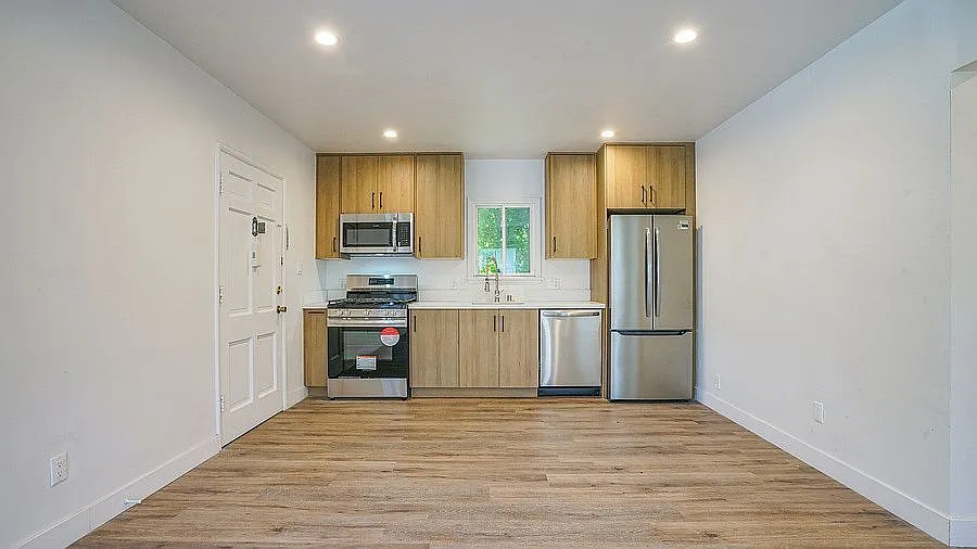 2 bed, 2.0 bath, 900 sqft, $2,900 — Photo 2