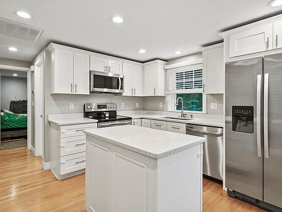 5th image of 74 Oak Hill Rd