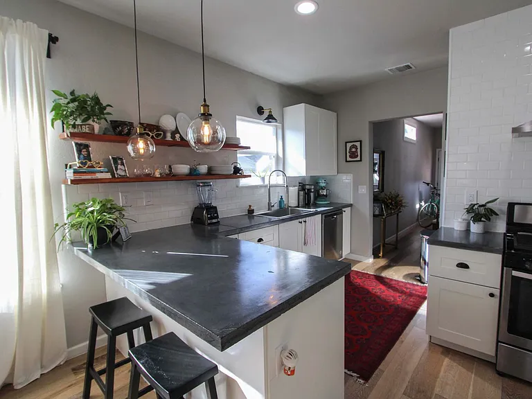 711 W Lullwood Ave — Photo 10