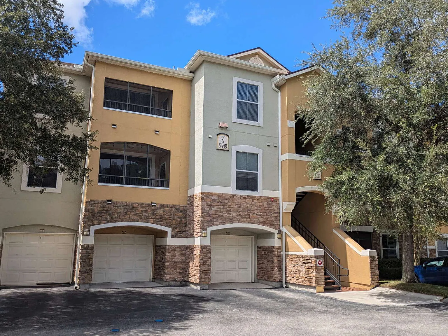 2 bed, 2.0 bath, 927 sqft, $1,750 — Photo 2
