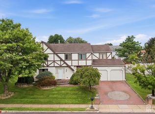 4 Victoria Way, Kendall Park, NJ 08824