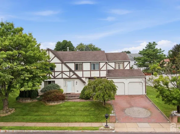 4 Victoria Way, Kendall Park, NJ 08824