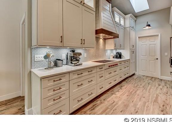 3rd image of 835 Evergreen St