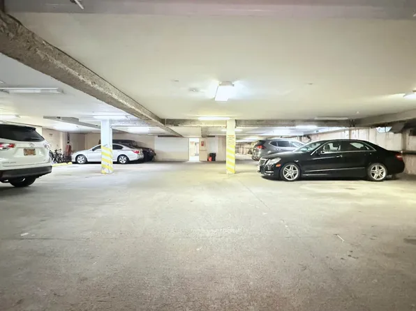 64-34 Grand Cent Parkway image 23 of 25