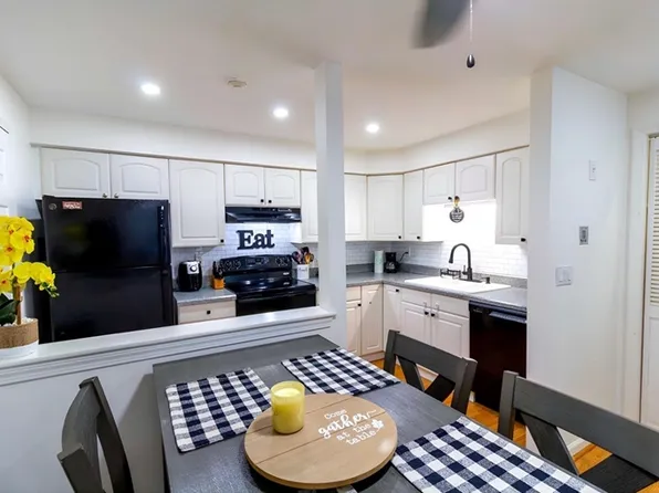 610 S Franklin St APT A302, Holbrook, MA 02343