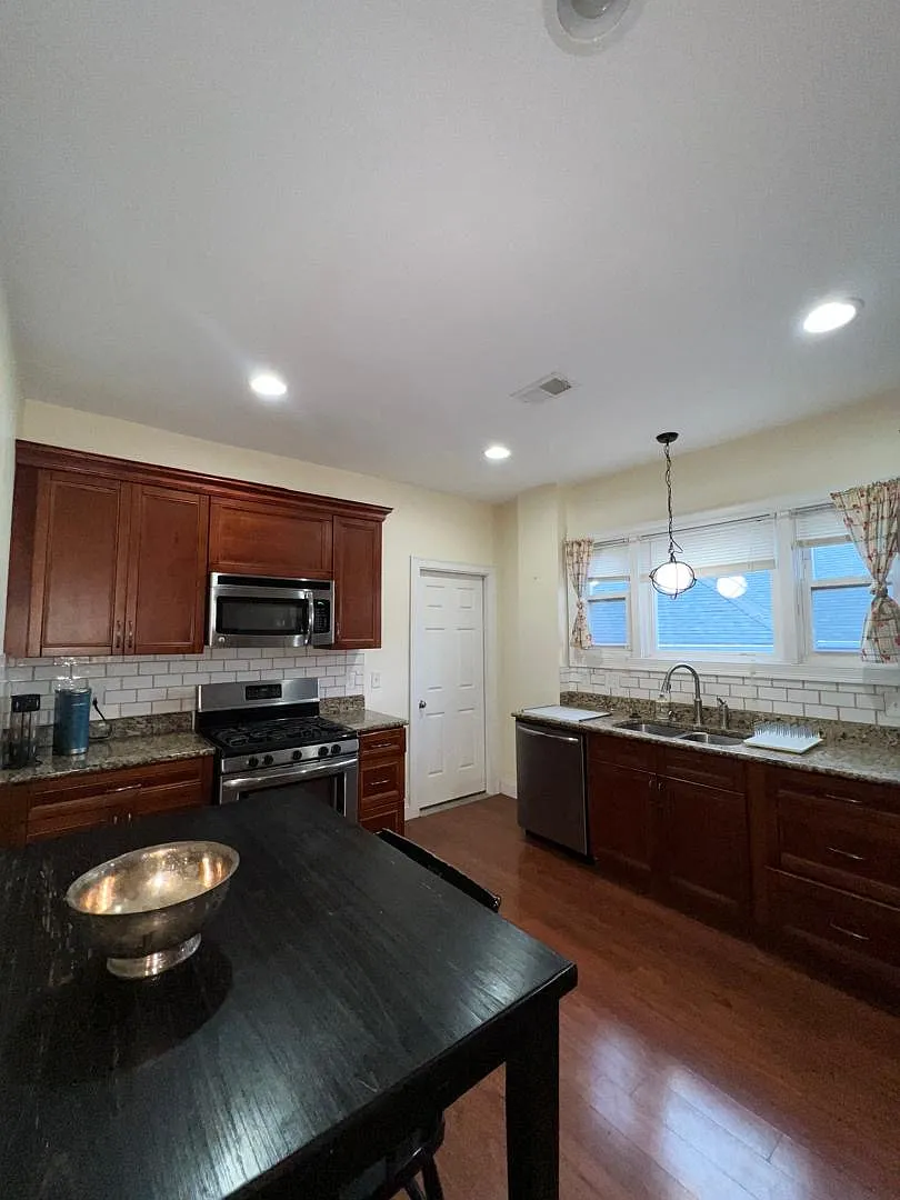 3 bed, 9999 sqft, $3,800 — Photo 2