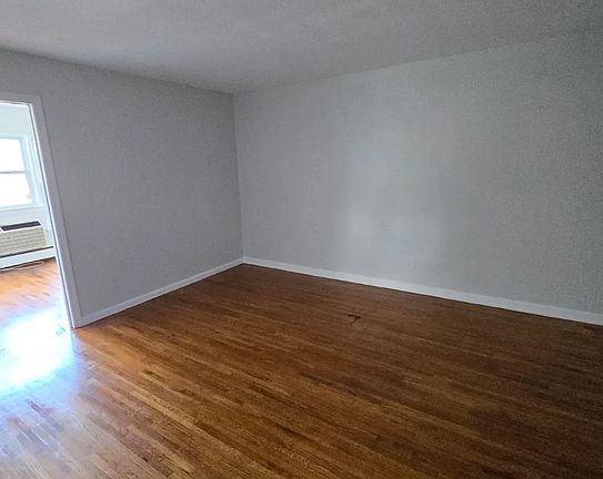 3rd image of 6 White Horse Ave