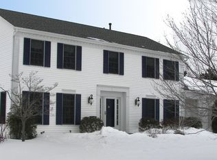 12 Turnberry Ln, Pittsford, NY 14534